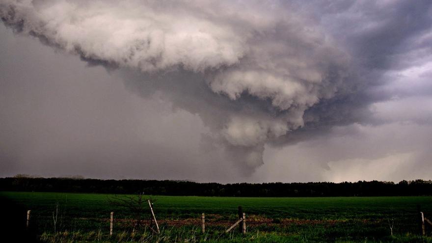 Ein Tornado im Himmel - kleinräumiger Wirbelsturm 